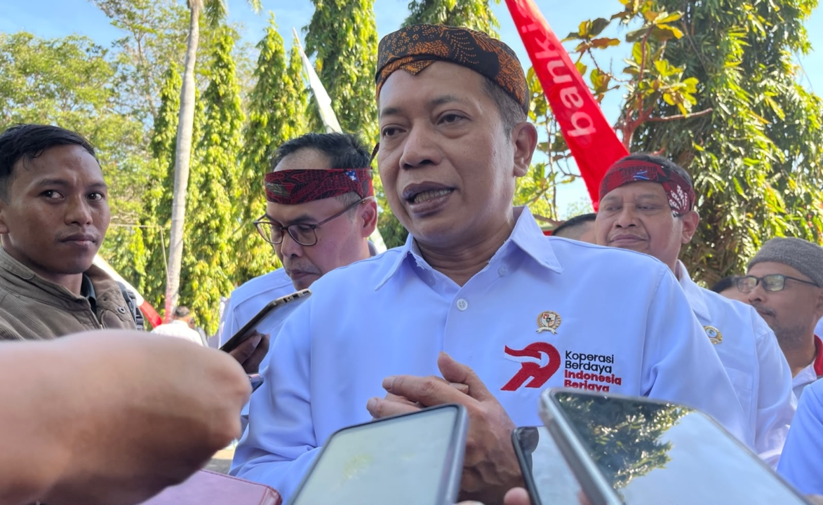 Menkop Enggan Bahas Kipas Kopdes Senilai Rp1.8 Triliun Saat Hadiri Harkopnas Pamekasan