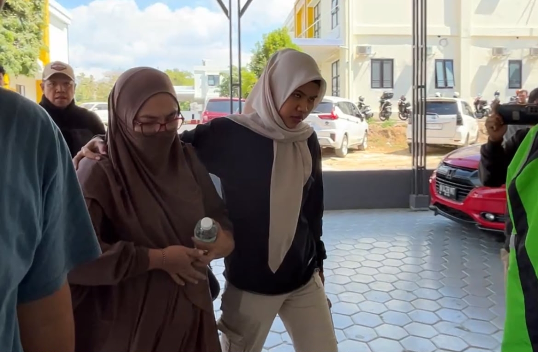 Dijemput Paksa Penyidik, Direktur CV Dzarrin Menangis Tiba di Mapolres Pamekasan