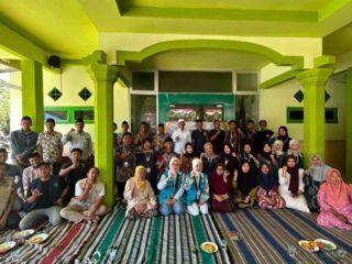 KKN Kolaboratif Gapurana Sumenep Sulap Limbah Ternak Jadi Pupuk Organik