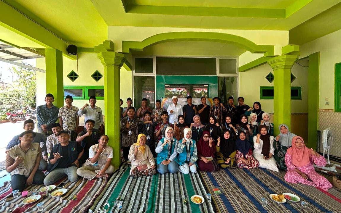 KKN Kolaboratif Gapurana Sumenep Sulap Limbah Ternak Jadi Pupuk Organik