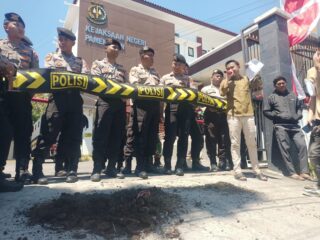 Penggeledahan Bak "Sandiwara",  Aktivis Lempari Kantor Kejari Pamekasan dengan Kotoran Sapi
