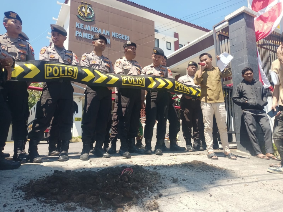 Penggeledahan Bak "Sandiwara",  Aktivis Lempari Kantor Kejari Pamekasan dengan Kotoran Sapi