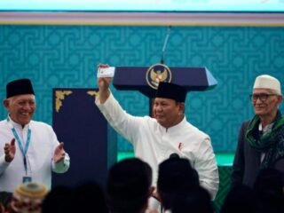 Presiden Prabowo Semringah Terima KartaNU saat Penutupan Muktamar ke-35 NU