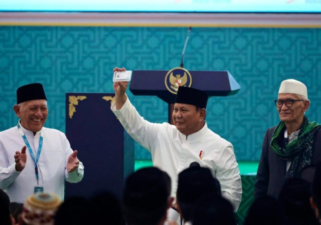 Presiden Prabowo Semringah Terima KartaNU saat Penutupan Muktamar ke-35 NU