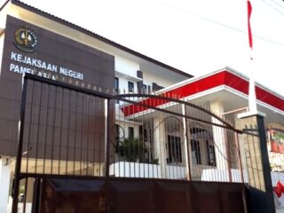 Tersangka Buram, Aktivis Bakal Lempari Kotoran Hewan ke Kantor Kejari Pamekasan