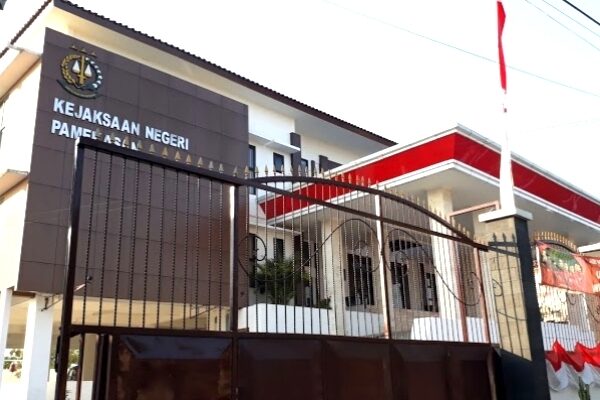 Tersangka Buram, Aktivis Bakal Lempari Kotoran Hewan ke Kantor Kejari Pamekasan