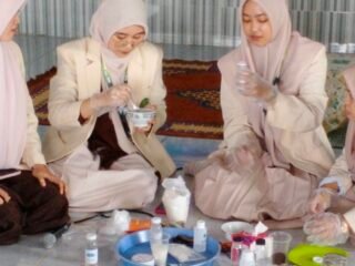 Sulap Limbah Kulit Pisang  Menjadi Body Scrub, KKN Posko 12 UA Ajak Peserta Berinovasi