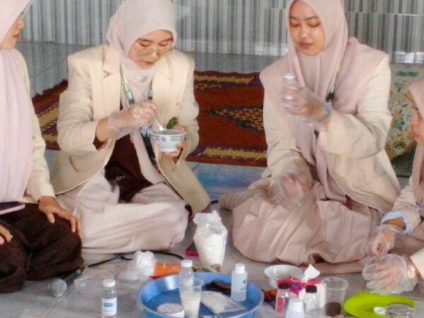 Sulap Limbah Kulit Pisang  Menjadi Body Scrub, KKN Posko 12 UA Ajak Peserta Berinovasi
