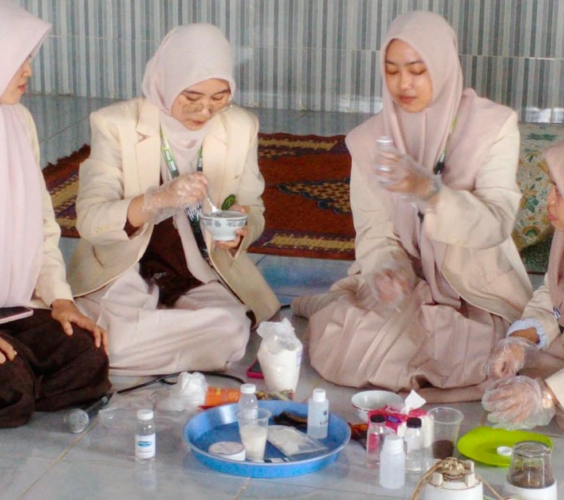 Sulap Limbah Kulit Pisang  Menjadi Body Scrub, KKN Posko 12 UA Ajak Peserta Berinovasi
