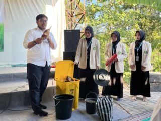 KKN UA Posko 09 Praktikkan Pembuatan  Kompos Sederhana di PP Agung Damar