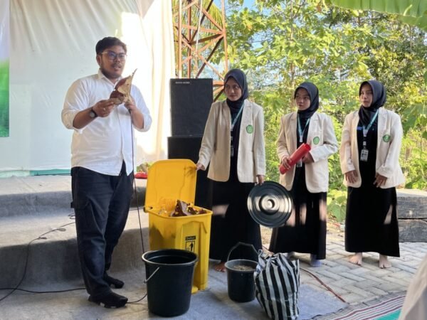 KKN UA Posko 09 Praktikkan Pembuatan  Kompos Sederhana di PP Agung Damar