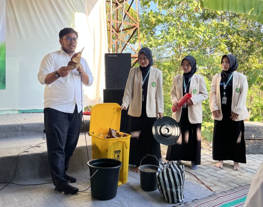 KKN UA Posko 09 Praktikkan Pembuatan  Kompos Sederhana di PP Agung Damar