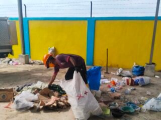 Petugas TPS3R Berkah Jaya Bunder Layani Hampir 200 Pelanggan