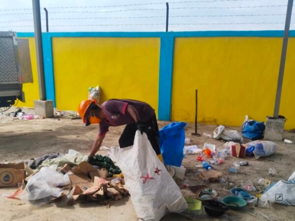Petugas TPS3R Berkah Jaya Bunder Layani Hampir 200 Pelanggan