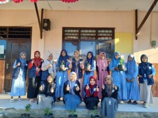 KKN Posko 22 Universitas Annuqayah Gelar Kegiatan Penghijauan Bersama Siswa/i Mambaul Ulum