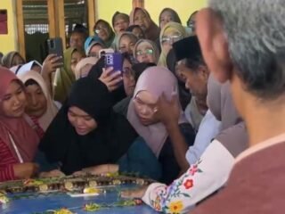 Isak Tangis Iringi Kedatangan-Pemakaman Korban Kapal Virgo di Pamekasan
