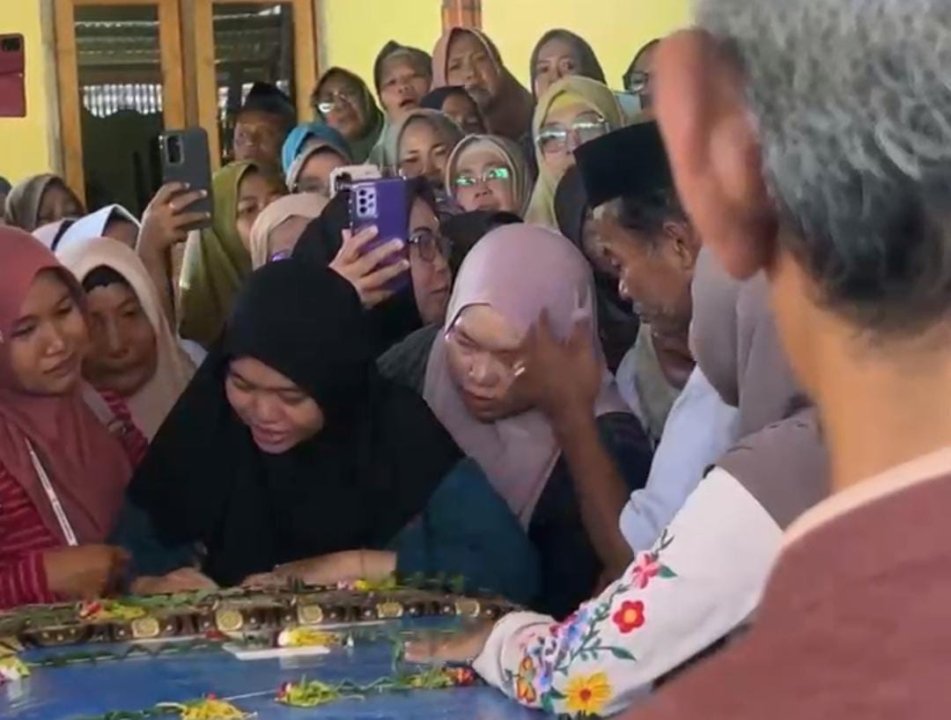 Isak Tangis Iringi Kedatangan-Pemakaman Korban Kapal Virgo di Pamekasan