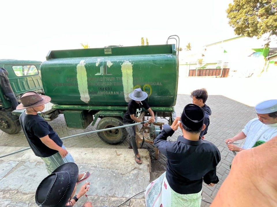 Kru Media NU Palengaan Pamekasan Kembali Salurkan Air Bersih ke Pesantren