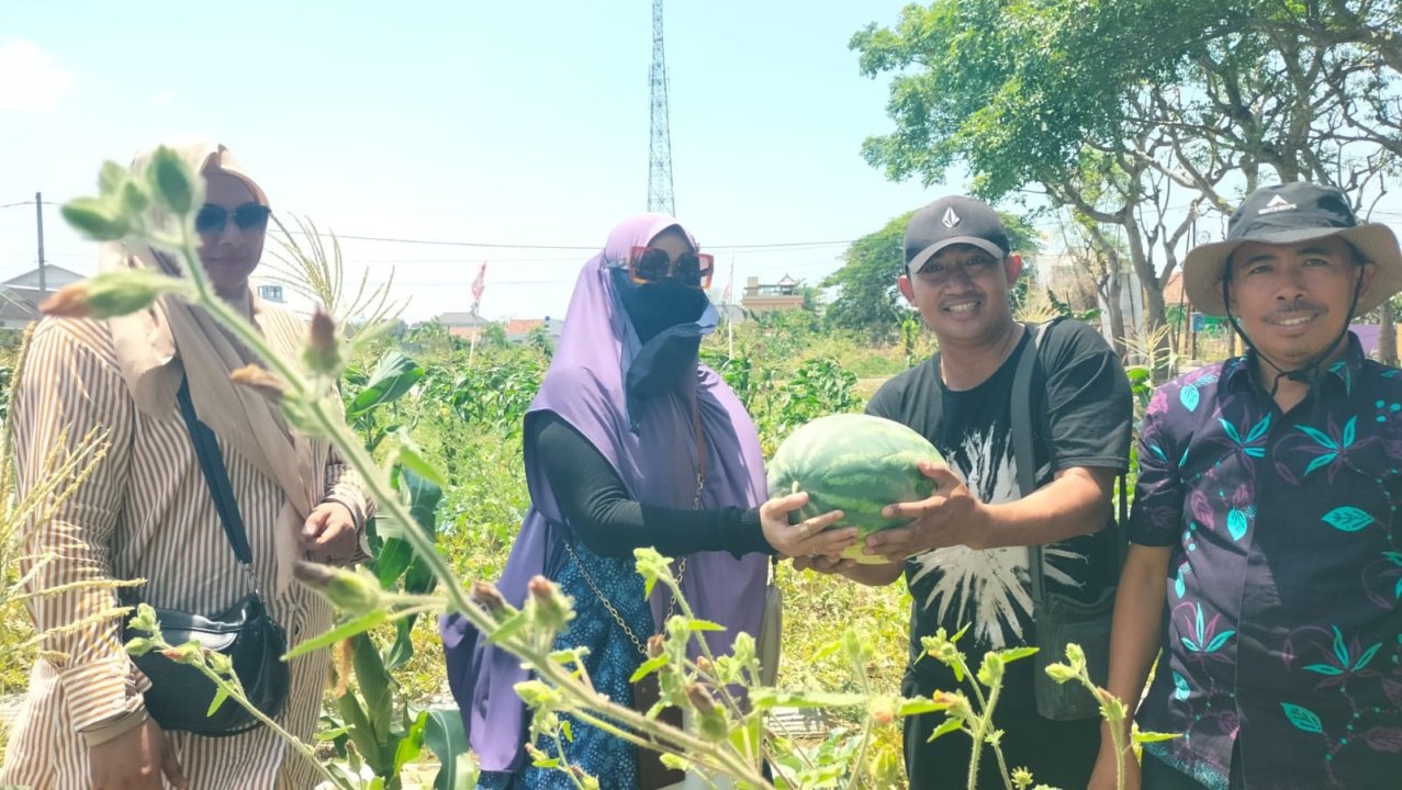 Istri Muda Bupati Pamekasan Antusias Petik Buah di Kebun SAE Farm Lapas Pamekasan