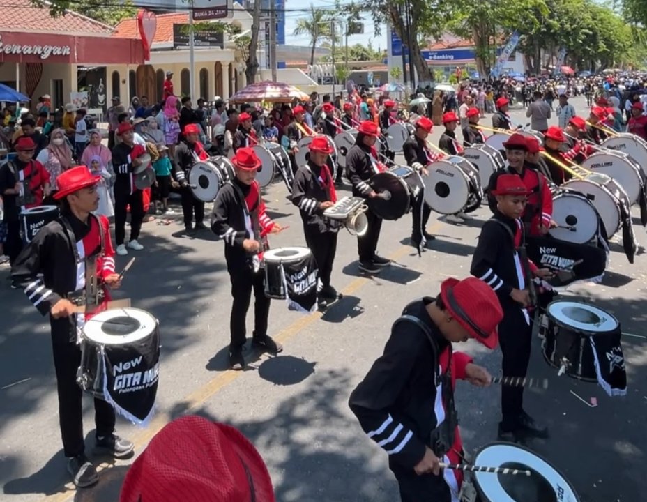 New Gita Nuris Palengaan Tampil Memukai pada Festival Drumband Harjad Pamekasan 496