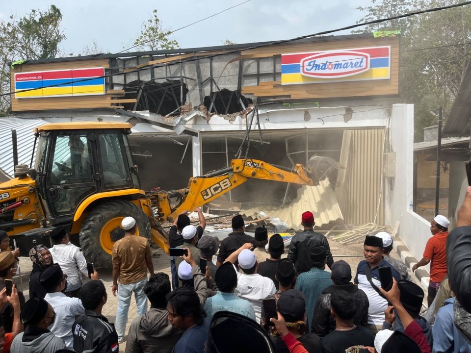 Ribuan Alumni Ponpes dan Santri Palengaan Pamekasan Gusur Bangunan Indomaret