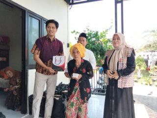 Hj. Ansari Bantu Guru Ngaji Berumur 100 Tahun di Palengaan Pamekasan