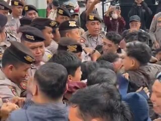 Demo Rokok Marbol oleh Mahasiswa Pamekasan ke Bea Cukai Madura Berujung Ricuh