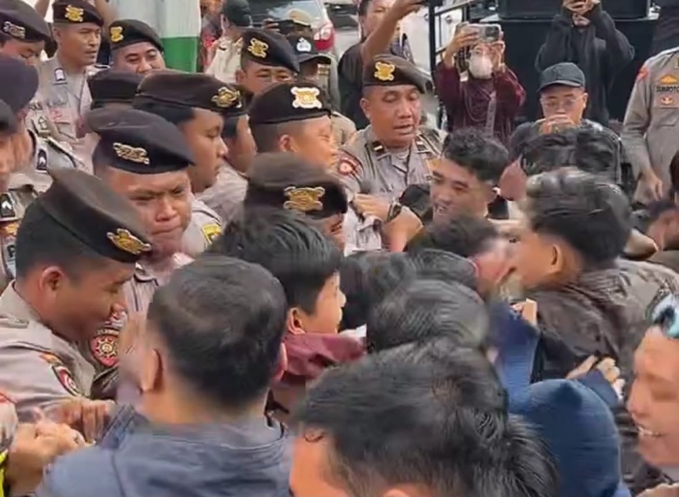 Demo Rokok Marbol oleh Mahasiswa Pamekasan ke Bea Cukai Madura Berujung Ricuh