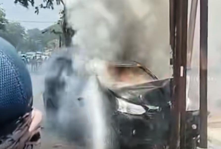Tangki Diduga Modifikasi, Mobil Pengangkut BBM di Sampang Terbakar