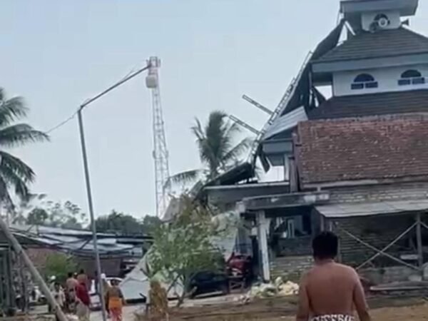 Angin Puting Beliung Robohkan Atap Masjid dan Rumah di Palengaan Pamekasan