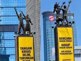 Kritik 2 Tahun Prabowo-Gibran, Greenpeace Bentangkan Spanduk di Bundaran HI