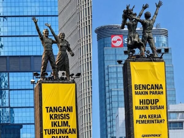 Kritik 2 Tahun Prabowo-Gibran, Greenpeace Bentangkan Spanduk di Bundaran HI