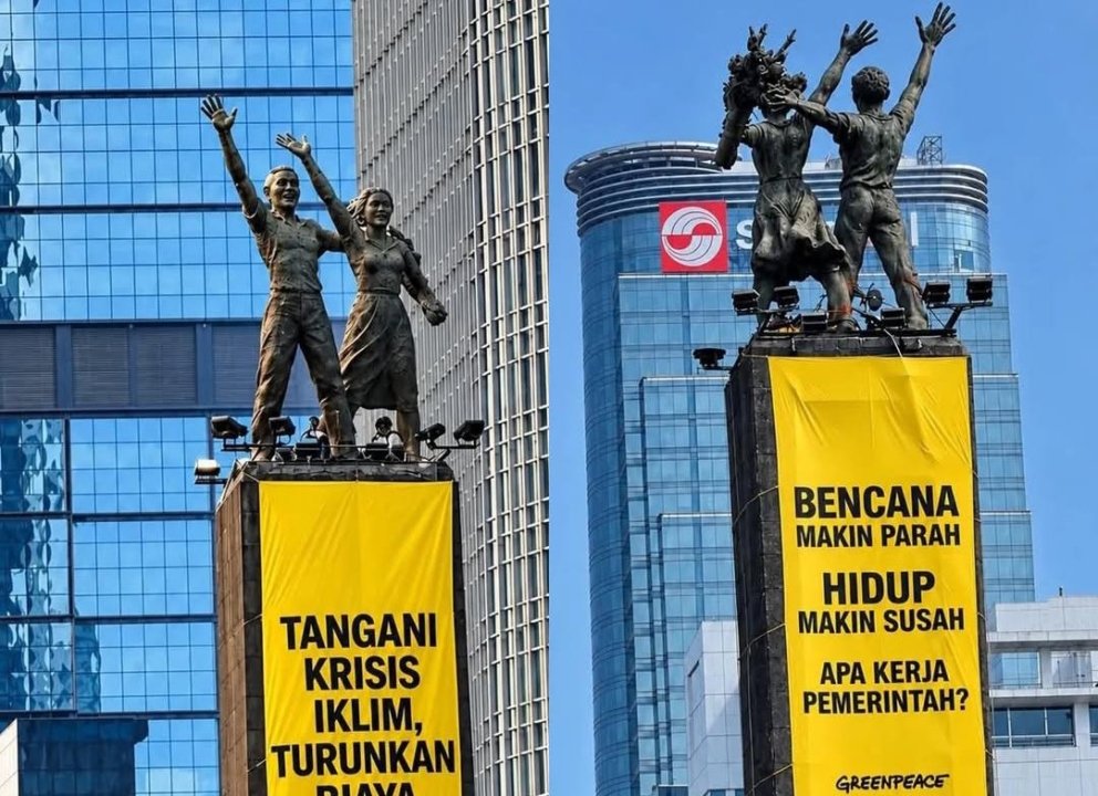 Kritik 2 Tahun Prabowo-Gibran, Greenpeace Bentangkan Spanduk di Bundaran HI