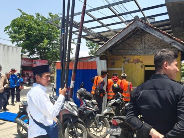 Amankan Aset, PT KAI Tertibkan Bangunan di Pamekasan