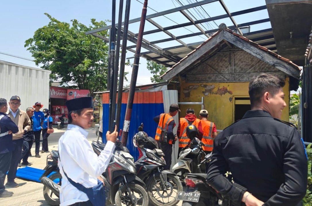 Amankan Aset, PT KAI Tertibkan Bangunan di Pamekasan