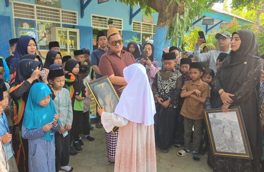 Bangunan Rusak, Haji Her Bantu Rehab SDN Kowel 3 Pamekasan